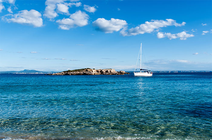 Boat in Greece: The blue sea of Greece is waiting for you. The best way to discover it is renting a sailboat.